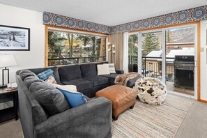 Fernseher, Kamin, Stereoanlage