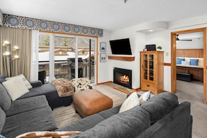 Fernseher, Kamin, Stereoanlage