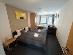 5 chambres, fer et planche à repasser, lit de bébé portatif