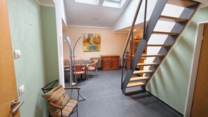Ein Zimmer mit Essbereich, Treppe und Oberlichter.