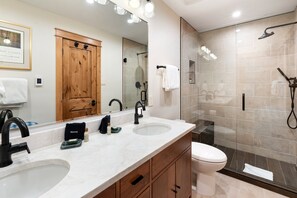 Douche, séchoir à cheveux, serviettes fournies