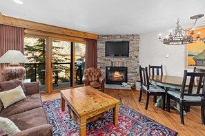 Televisión, chimenea y estéreo 