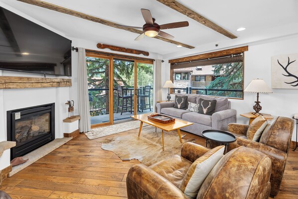 Fernseher, Kamin, Stereoanlage