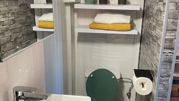 Douche, sĂšche-cheveux, serviettes fournies, savon