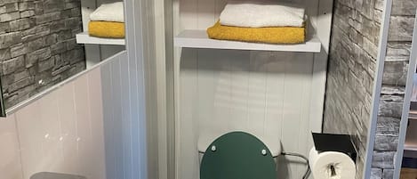Chuveiro, secador de cabelo, toalhas de banho, sabonete