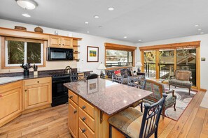 Kylskåp, mikrovågsugn, ugn och spishäll