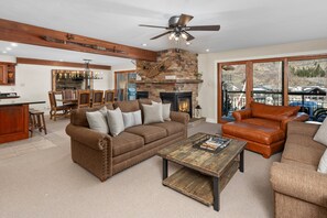 TV, lareira, aparelho de som