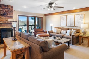 Fernseher, Kamin, Stereoanlage