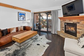 Fernseher, Kamin, Stereoanlage