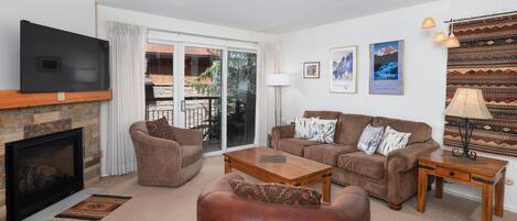 Tv, eldstad och en stereo