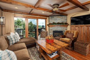 Televisión, chimenea, estéreo