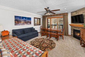 Télévision, cheminée, chaîne hi-fi