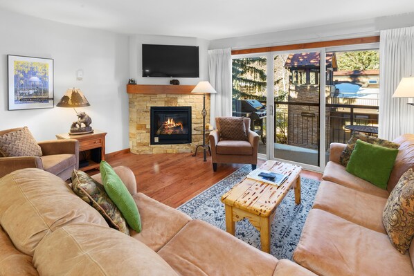 Televisie, een open haard en een stereo