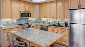 Coffee/tea maker, fridge, microwave, oven