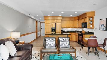 Televisión, chimenea, estéreo