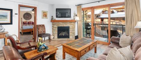 Televisie, een open haard en een stereo