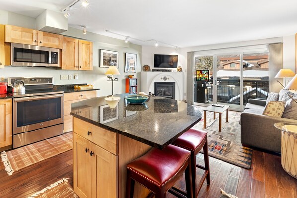 Réfrigérateur, micro-ondes, four, plaque de cuisson