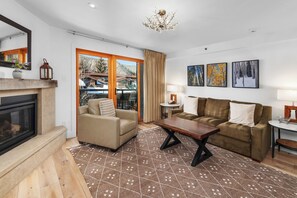 Fernseher, Kamin, Stereoanlage