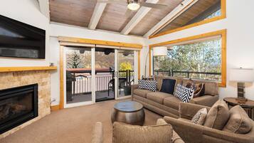 Fernseher, Kamin, Stereoanlage