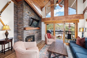 Fernseher, Kamin, Stereoanlage