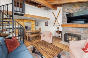Fernseher, Kamin, Stereoanlage