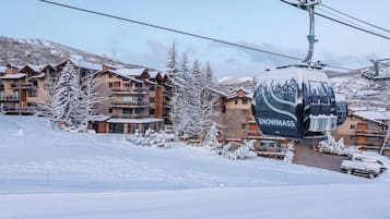 Ein Skigebiet mit schneebedeckten Gebäuden und einer Seilbahn.