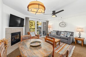 TV, fireplace, stereo