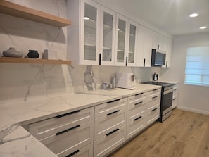 Micro-ondes, four, plaque de cuisson, lave-vaisselle