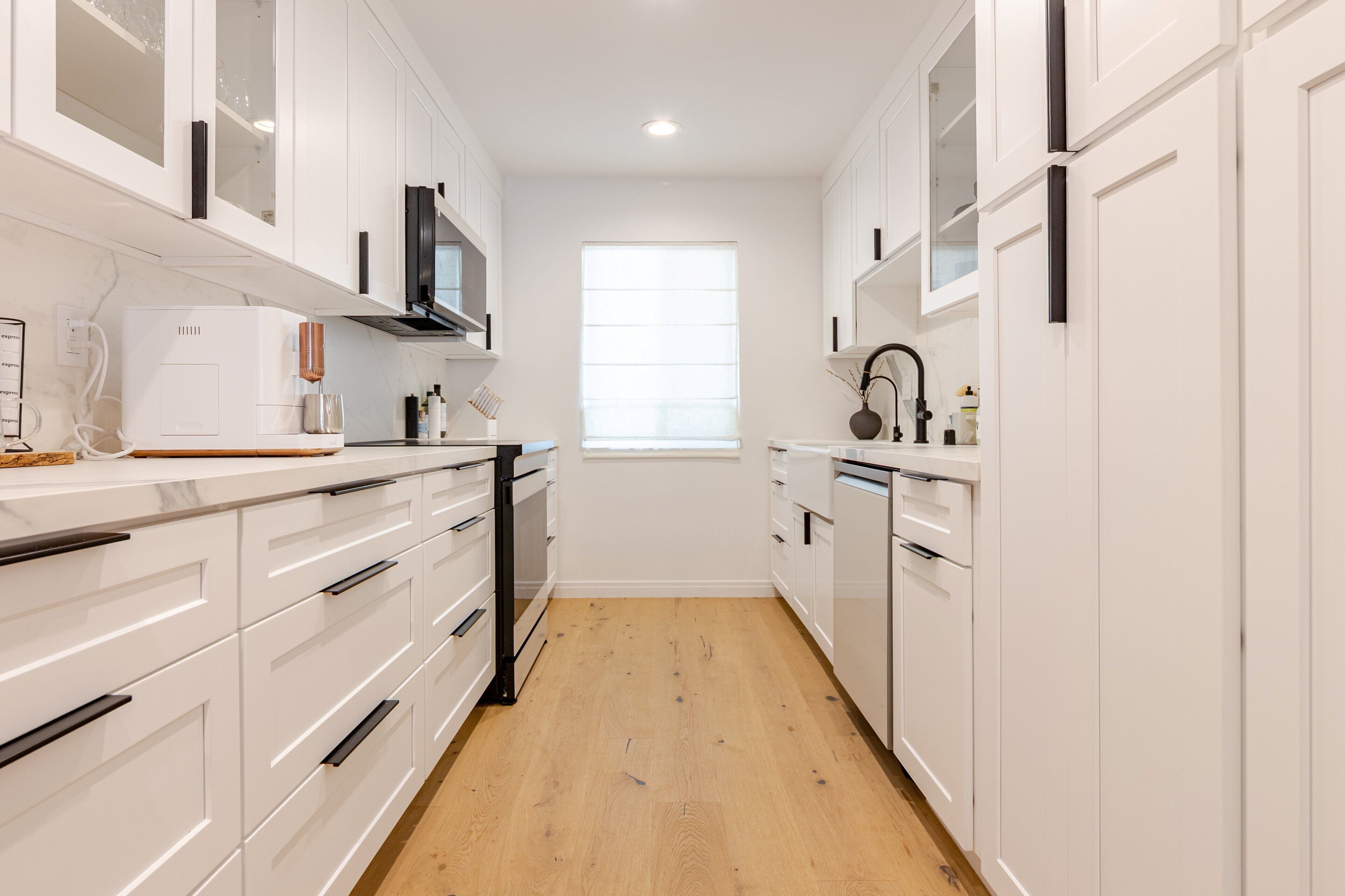 Mikrobølgeovn, ovn, kokeplater og oppvaskmaskin