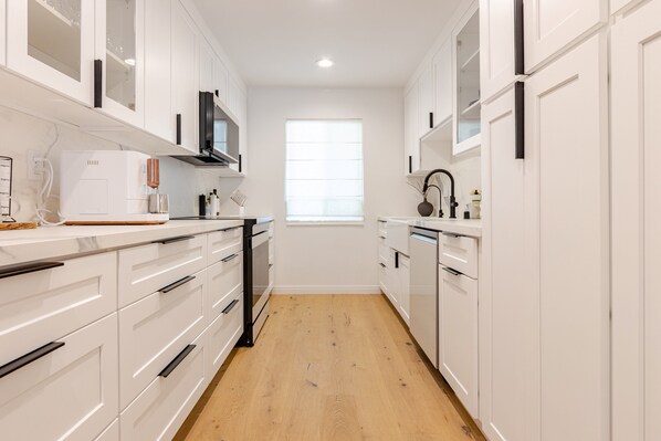 Four à micro-ondes, un four, surface de cuisson, lave-vaisselle