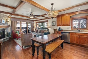 Fernseher, Kamin, Stereoanlage