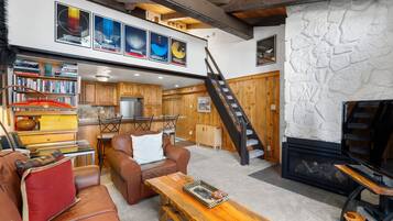 Fernseher, Kamin, Stereoanlage