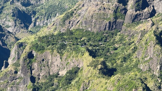 Een bergachtig landschap met ruig terrein en schaarse begroeiing.