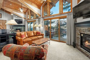 Fernseher, Kamin, Stereoanlage