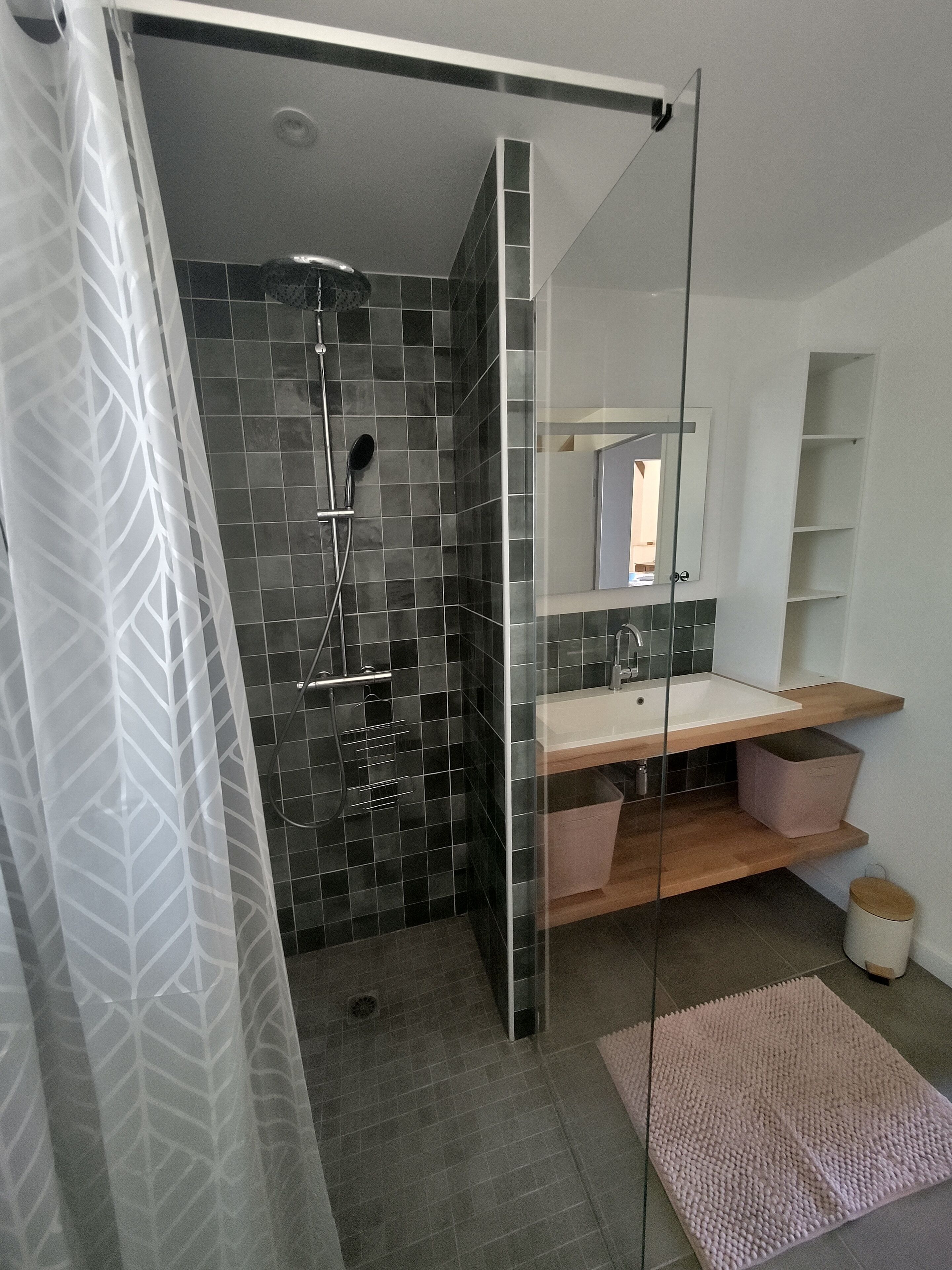 Douche, sèche-cheveux, serviettes fournies, savon