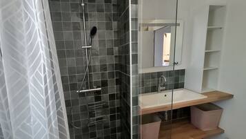 Douche, sĂšche-cheveux, serviettes fournies, savon