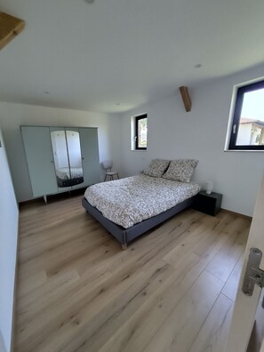 3 habitaciones, escritorio, tabla de planchar con plancha y wifi gratis 