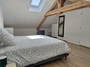 3 bedrooms, desk, iron/ironing board, free WiFi