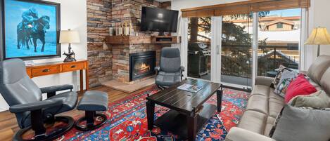 Una televisión, una chimenea, un reproductor estéreo