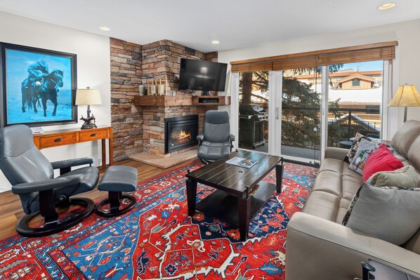 Televisión, chimenea y estéreo 