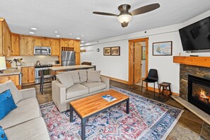 TV, fireplace, stereo
