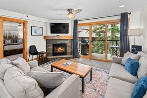 Fernseher, Kamin, Stereoanlage