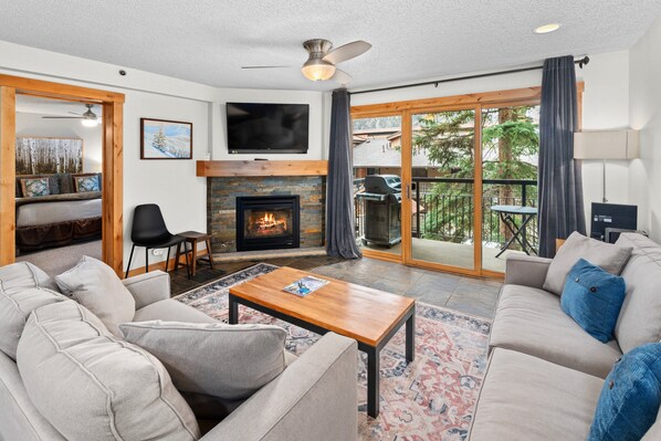 TV, caminetto, impianto stereo