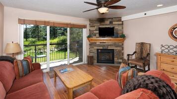 Televisión, chimenea, estéreo