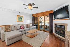 Fernseher, Kamin, Stereoanlage