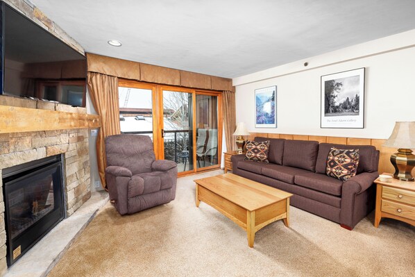 TV, fireplace, stereo