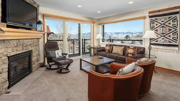 TV, fireplace, stereo