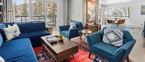 Tv, eldstad och en stereo