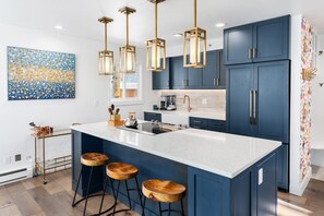 Een koelkast, een magnetron, een oven, een kookplaat