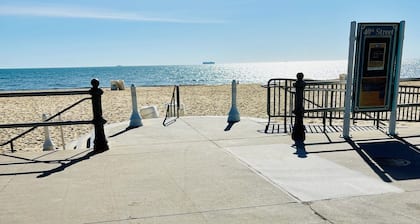 Boardwalk Oceanfront Condo | Pool + Dining